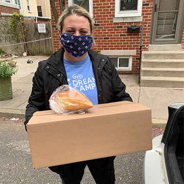 Packing food for delivery